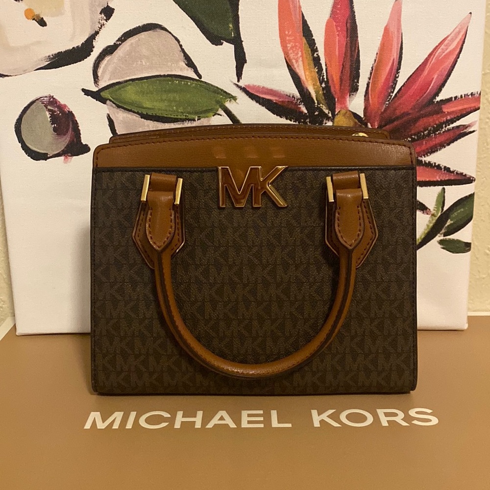Beautiful crossbody can be used with or without straps to small for me